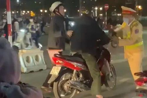Clip: Khởi tố 2 người đàn ông U70 đấm thẳng vào mặt CSGT khi bị kiểm tra nồng độ cồn