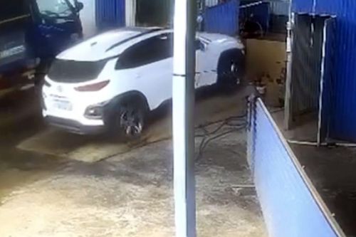 Chủ tiệm ô tô tử vong thương tâm sau cú nhầm chân ga của nữ tài xế đi rửa xe