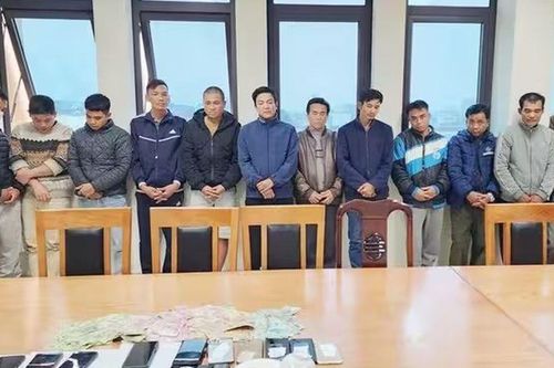 Ập vào kiểm tra chòi nuôi cá lúc chiều tối, bắt quả tang 12 đối tượng 'sát phạt đỏ đen' trên chiếu bạc