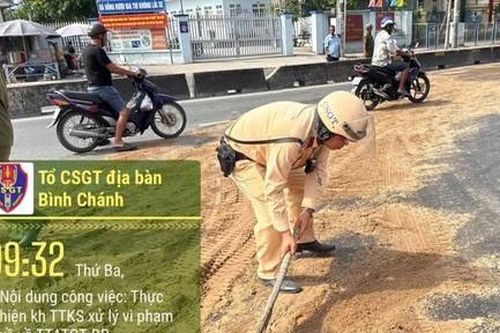 Công an và người dân xử lý nhanh đoạn đường bị dầu nhớt đổ, bảo đảm ATGT