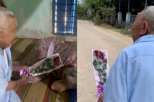 Clip cụ ông 92 tuổi dỗ dành, tặng hoa cho vợ khiến dân mạng 'tan chảy'