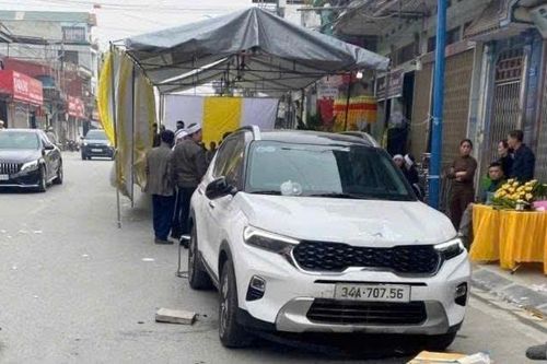 Dân dựng rạp giữa đường gây tai nạn, cán bộ thôn xã cũng cần bị xử lý