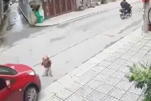 Bé trai 15 tháng tuổi bị ô tô cán chết ngay trước cửa cơ sở giữ trẻ