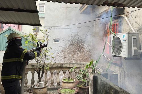 Bật máy sưởi cho thú cưng gây cháy nhà ở Hà Nội
