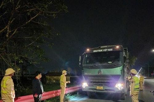 Tạm giữ xe tải chở cát từng bị phạt hơn 40 triệu đồng