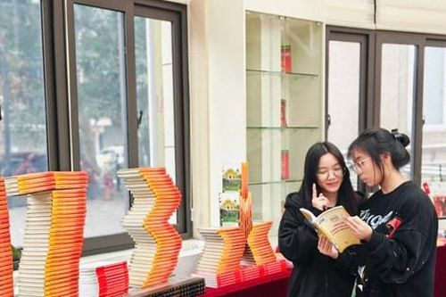 Trưng bày sách, báo chuyên đề 'Đảng bộ thành phố Hà Nội - 95 năm xây dựng và trưởng thành'