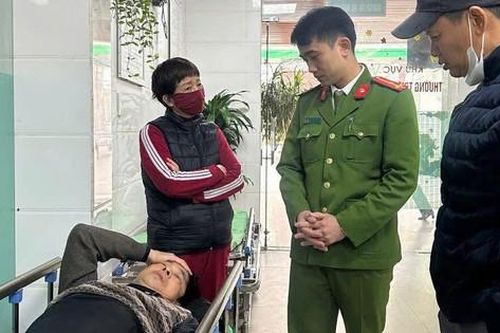 Chiến sĩ công an kịp thời sơ cứu, đưa cụ ông đột quỵ đến viện kịp thời