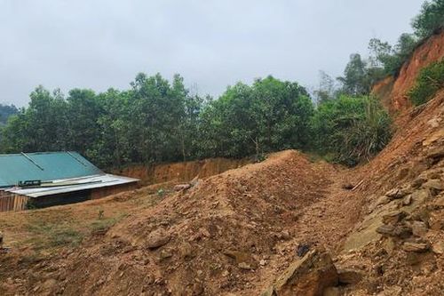 Thanh Hóa: Người dân sống bất an bên những đồi đất dựng đứng