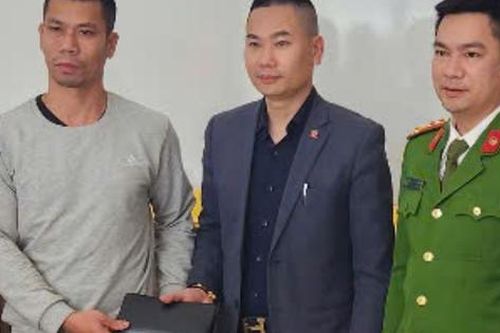Trả lại 8 triệu đồng, thẻ ngân hàng cùng nhiều giấy tờ tùy thân cho hành khách bỏ quên trên ô tô