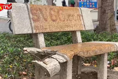 Tình trạng xuống cấp của các hạng mục vườn hoa hồ Giảng Võ