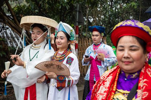 Hàng nghìn người đội mưa xem rước kiệu Thánh Mẫu tại Tuyên Quang