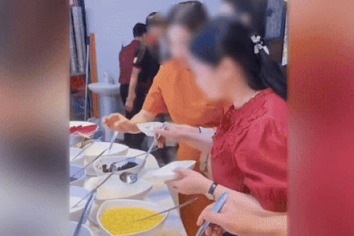 Đi ăn buffet ở TP.HCM, người phụ nữ cho cả muỗng chè vào miệng nếm