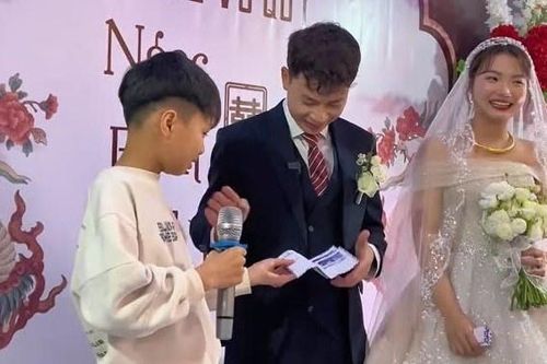 Em trai khóc ở đám cưới chị gái, dặn dò anh rể chăm sóc vợ