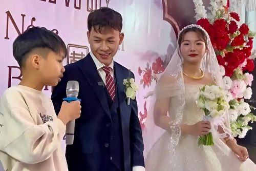Em trai nghẹn ngào ở đám cưới chị gái, nói câu khiến hội hôn bật cười