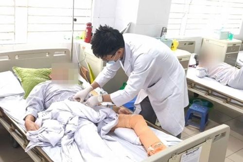 Chỉ vì cú ngã, người đàn ông bị nhiễm 'vi khuẩn ăn thịt'