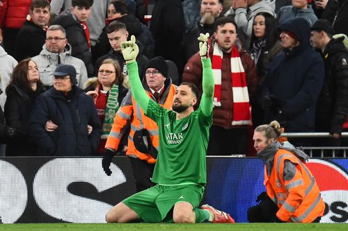 Nụ cười nhếch mép của Donnarumma