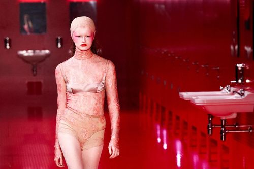Hãng xa xỉ mang nhà vệ sinh công cộng lên sàn runway