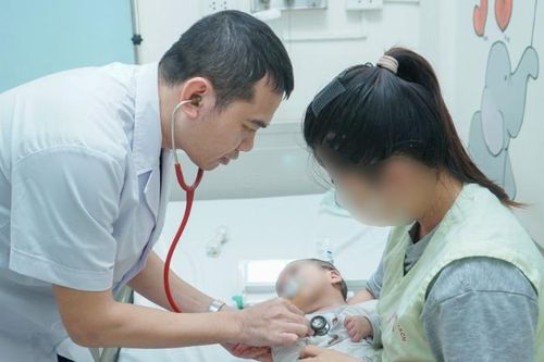 Cứu bé mắc dị tật tim bẩm sinh nặng bằng phẫu thuật ít xâm lấn qua đường nách