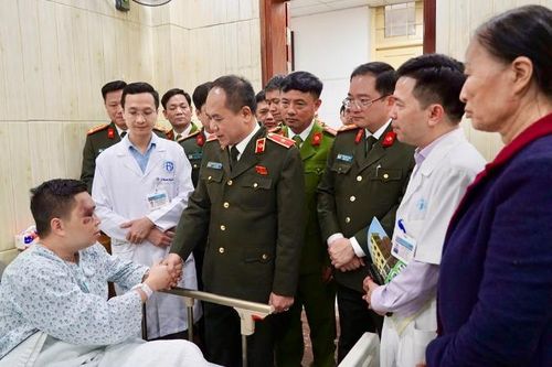 Thăm, động viên cán bộ bị thương trong khi làm nhiệm vụ