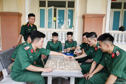 Không nên quan cách với chiến sĩ