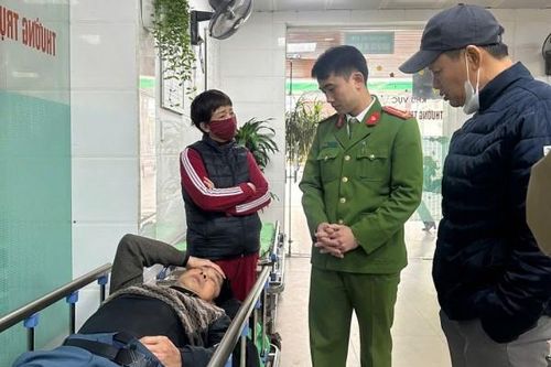 Hai chiến sĩ Công an kịp thời cứu sống người đàn ông đột quỵ