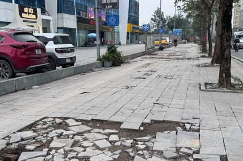 Vỉa hè nhiều tuyến phố ở Hà Nội đầy 'ổ gà'
