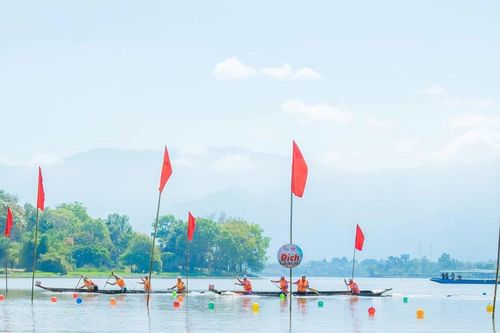Sôi nổi đua thuyền độc mộc trên hồ tự nhiên lớn nhất Tây Nguyên