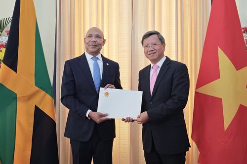 Đại sứ Lê Quang Long trình Thư ủy nhiệm lên Toàn quyền Jamaica