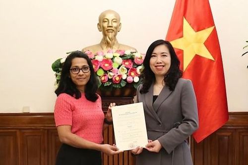 Bộ Ngoại giao trao giấy phép mở lại văn phòng thường trú tại Việt Nam cho báo Financial Times