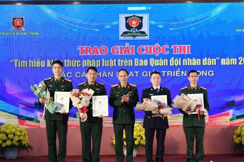 Trao giải cuộc thi 'Tìm hiểu kiến thức pháp luật trên Báo Quân đội nhân dân' năm 2024