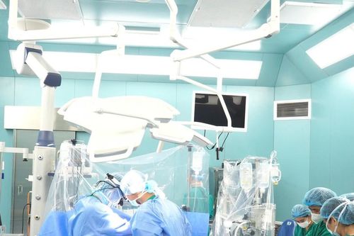 Phẫu thuật thay van động mạch chủ cho hai cụ bà U80