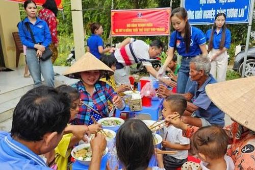 Ấm lòng xe mỳ 0 đồng trong Tháng Thanh niên