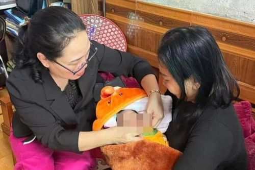 Nghe tiếng khóc, phát hiện bé sơ sinh bị bỏ rơi trong làn nhựa