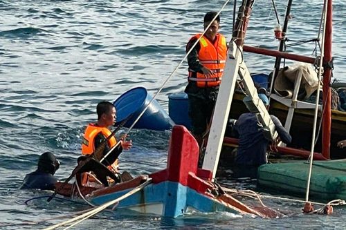 Tàu cá với 3 thuyền viên chìm trên biển Kiên Giang