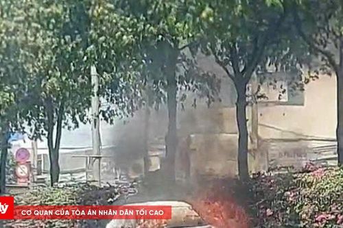 Xe ô tô cháy trơ khung ở TP.HCM