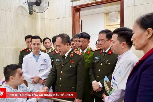 Giám đốc Công an TP Hà Nội thăm hỏi cán bộ bị tông trọng thương khi làm nhiệm vụ