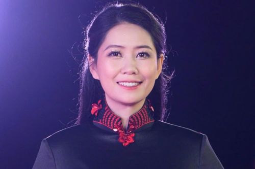 Hoa hậu Lê Thị Thơ đẹp quyền lực trong áo dài cách tân
