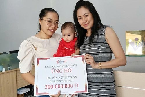 Trao 400 triệu đồng cho 2 em bé bị bỏ rơi đã được nhận nuôi