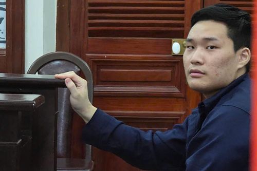 Hết tiền tiêu xài, du khách nước ngoài mang dao đi cướp