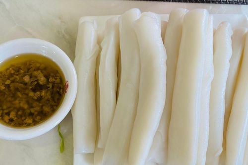 Sơn Tùng M-TP thử đặc sản tên lạ ở Quảng Ninh, kể giấc mơ 'ăn hẳn 6 cái'