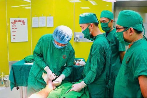 Cụ già 85 tuổi bị nhiễm trùng bàn chân do tự đắp lá chữa thương