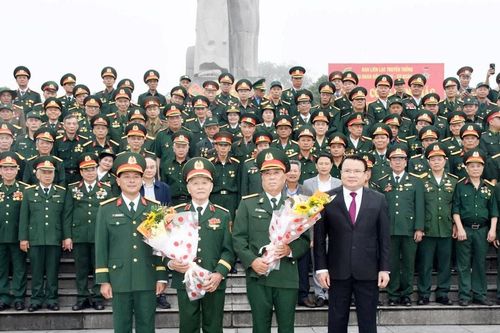 Cựu chiến binh Sư đoàn 320 dâng hoa báo công tại Quảng trường Hồ Chí Minh