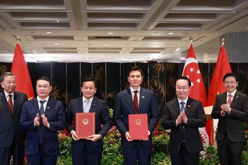 Bí thư Tỉnh ủy Nguyễn Đức Trung trao Quyết định chấp thuận chủ trương đầu tư dự án VSIP Nghệ An 3 cho lãnh đạo Tập đoàn Sembcorp