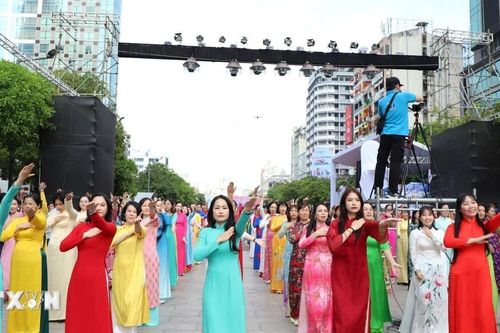 Người dân TP Hồ Chí Minh hưởng ứng mạnh mẽ quảng bá du lịch qua hình ảnh áo dài