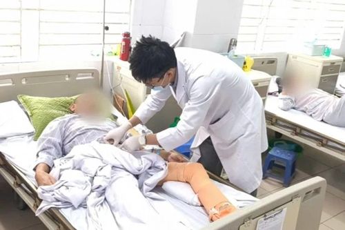 Người đàn ông hoại tử toàn bộ cẳng chân do viêm mô bào sau khi bị ngã