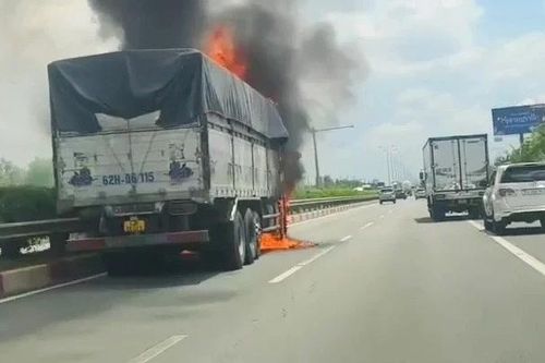 Xe tải bất ngờ bốc cháy trên cao tốc Thành phố Hồ Chí Minh-Long Thành-Dầu Giây