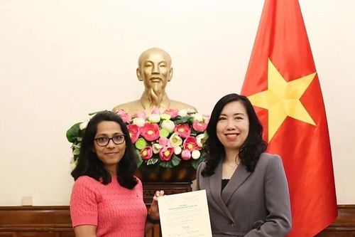 Trao giấy phép mở lại văn phòng thường trú tại Việt Nam cho báo Financial Times