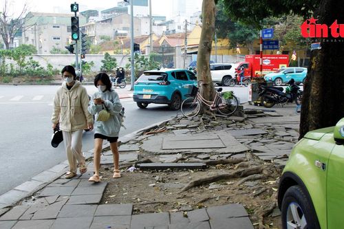 Vỉa hè nhiều tuyến đường ở Hà Nội xuống cấp, nhếch nhác