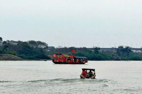 Công an Hà Nội bảo đảm an toàn các lễ hội đầu năm trên sông Hồng, sông Đuống