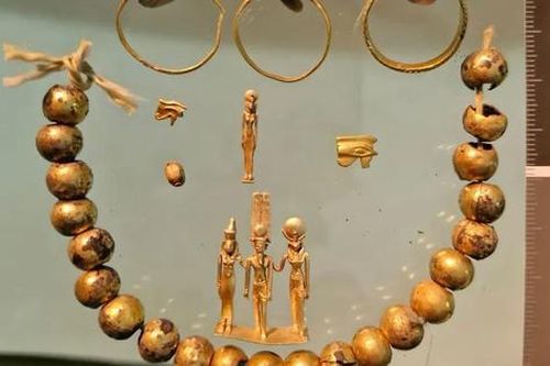 Phát hiện 'kho báu đầy vàng' trong chiếc bình cổ